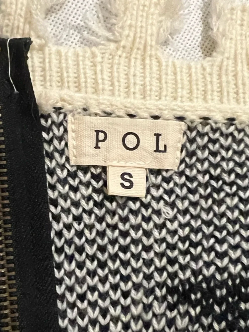 POL Star-Pattern Cropped V-Neck Sweater - White & Black - Picture 3 of 5